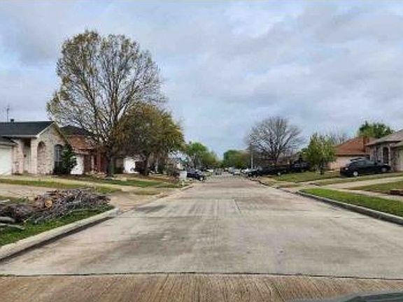 Exterior Neighborhood (street photo)