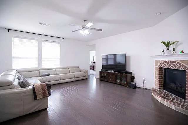 404 Barnstorm Dr — Photo 2
