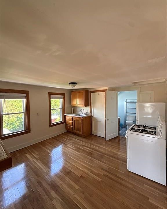 2nd image of 113 Bartlett Ave Unit 3