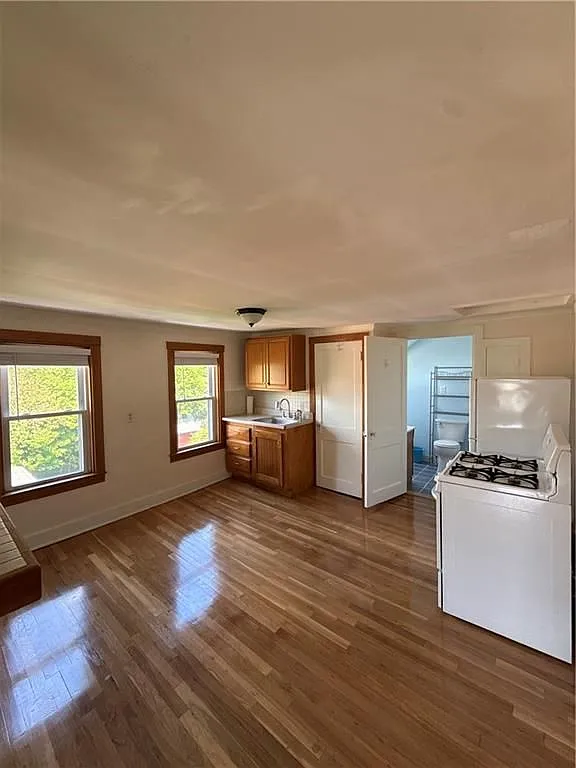 Building Photo - 113 Bartlett Ave #3