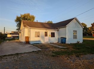 115 N 6th St, New Douglas, IL