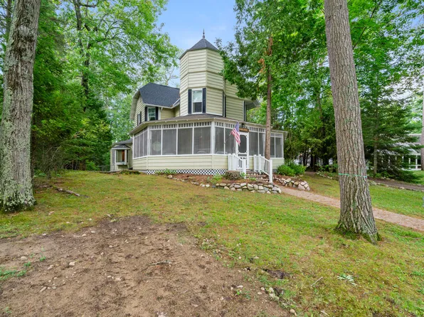 6378 Hillside Ave, Indian River, MI 49749