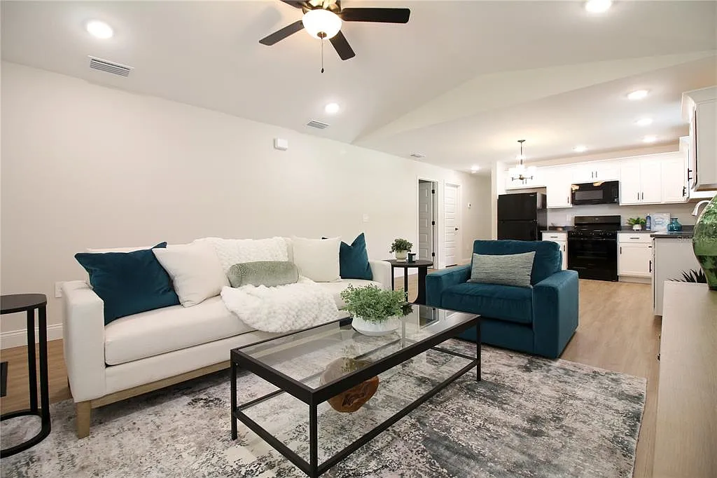 3 bed, 2.0 bath, 1484 sqft, $2,100 — Photo 4