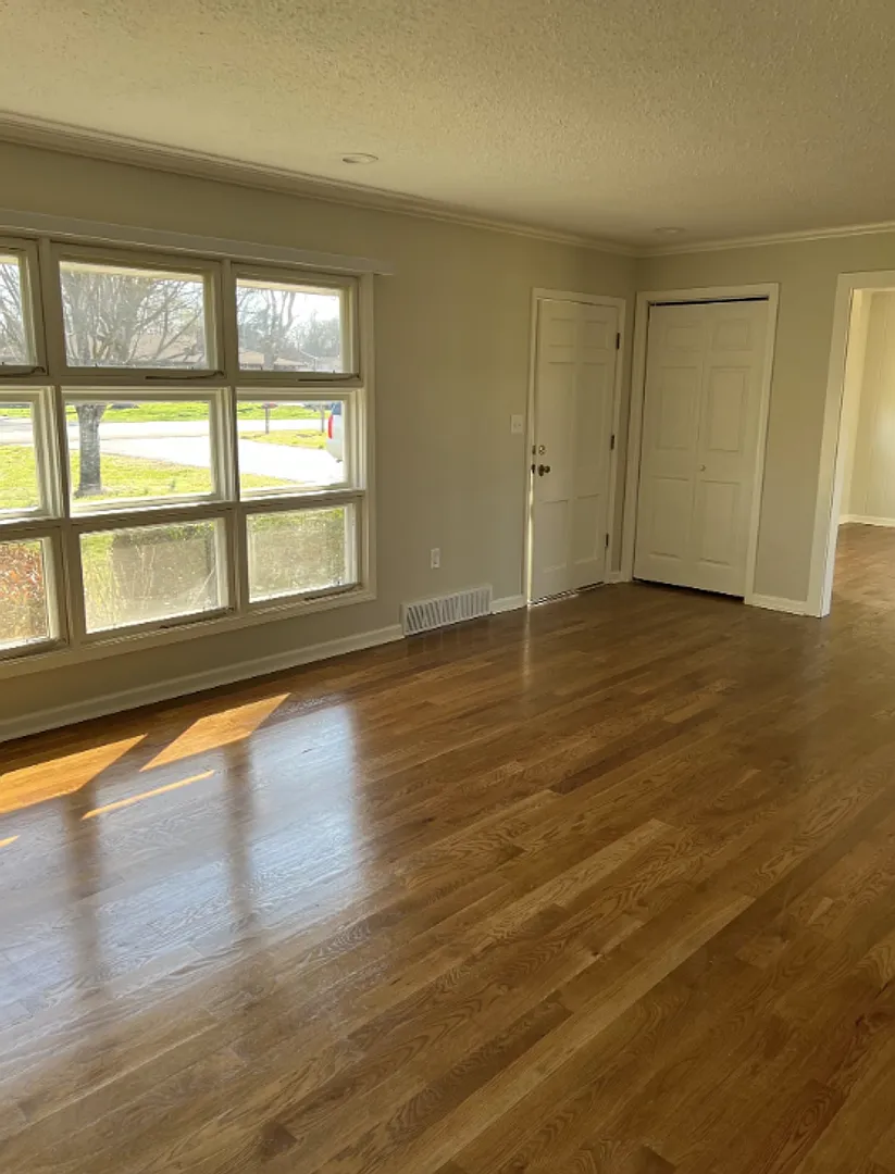 705 Hampton Drive — Photo 3