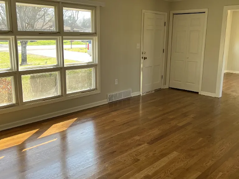 705 Hampton Dr — Photo 3