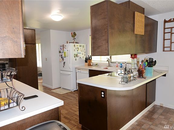 3rd image of 3038 Arrow Pl NE