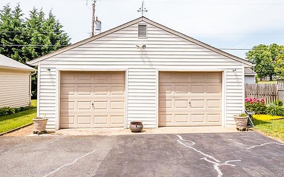 3rd image of 7449 Lexington Dr