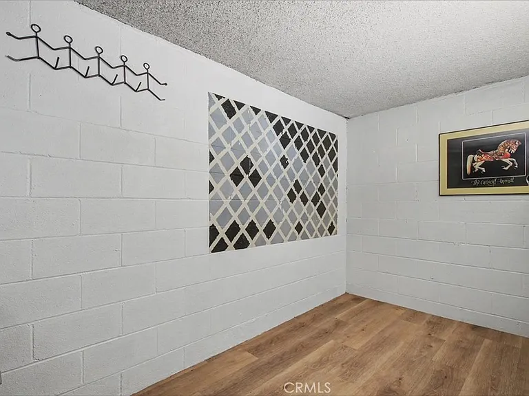 21019 Gresham St #22 — Photo 24