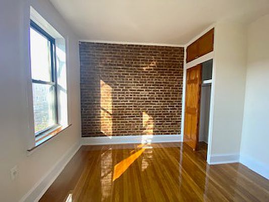 2nd image of 21-24 Crescent St #B4