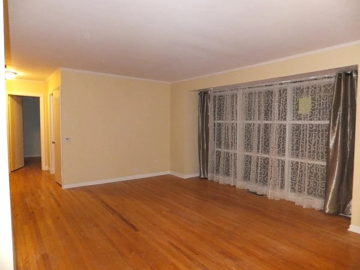 3 bed, 1.5 bath, 1350 sqft, $2,600 — Photo 2