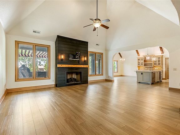 3rd image of 3600 SW Champagne Ave
