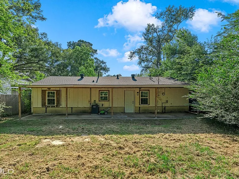 9419 Normandie Dr — Photo 6