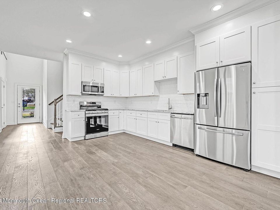 1st image of 111 Hedgerow Ln