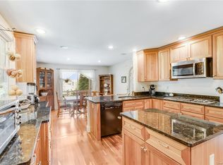 15 Sycamore Rd, Mahopac, NY 10541