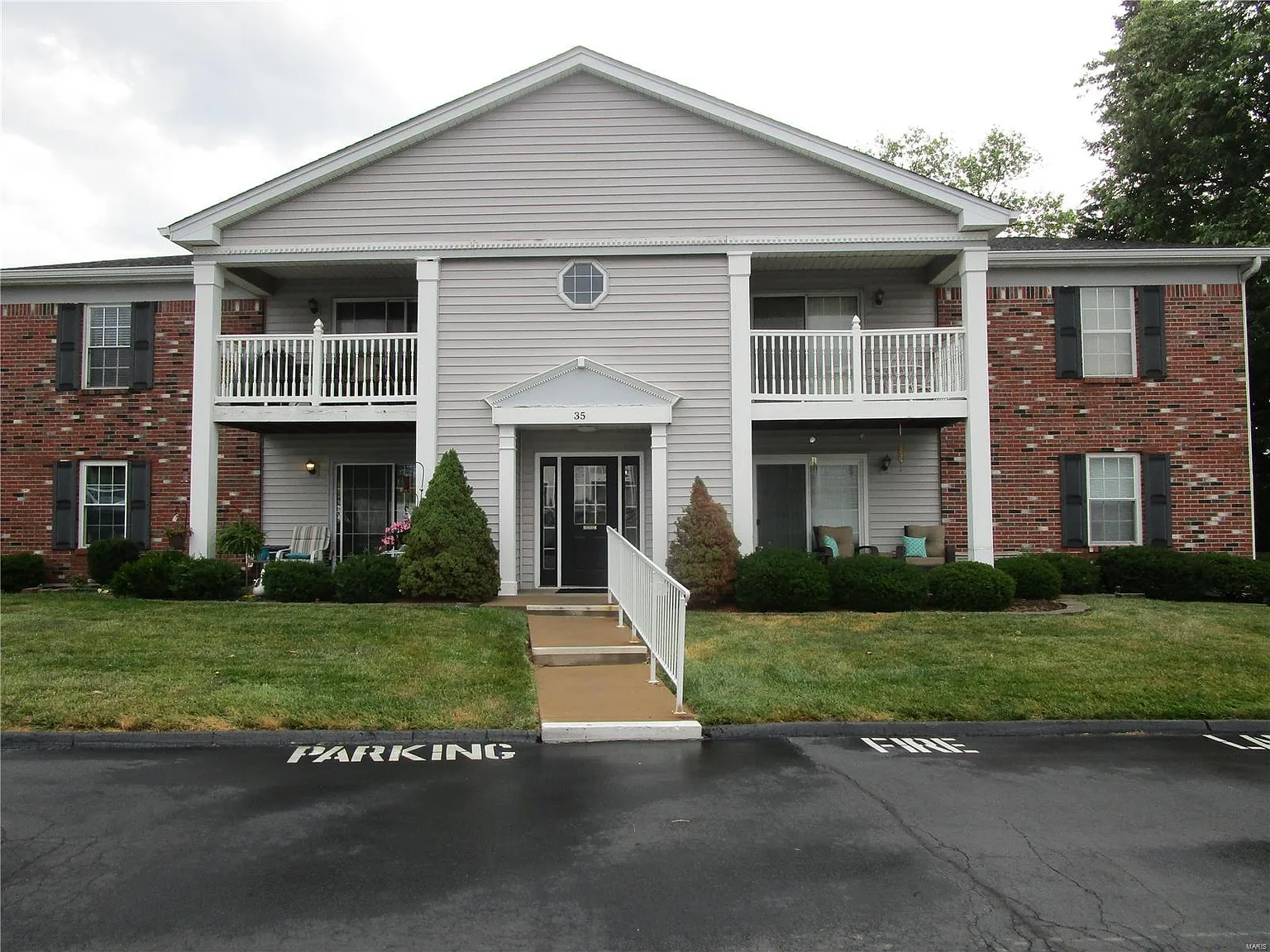 35 Berview Cir APT F photo 1