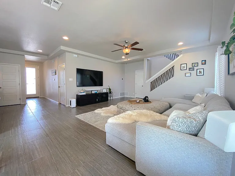 528 Delancey St — Photo 8