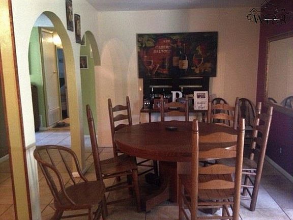 3rd image of 806 Mimosa St