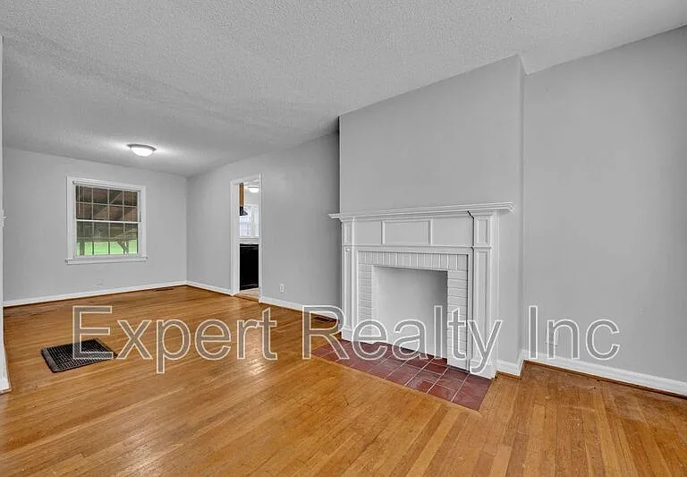 920 Parkway Dr — Photo 5