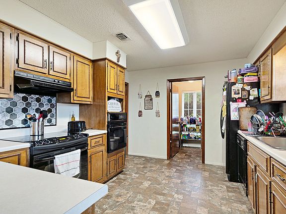 5th image of 820 32nd St NE