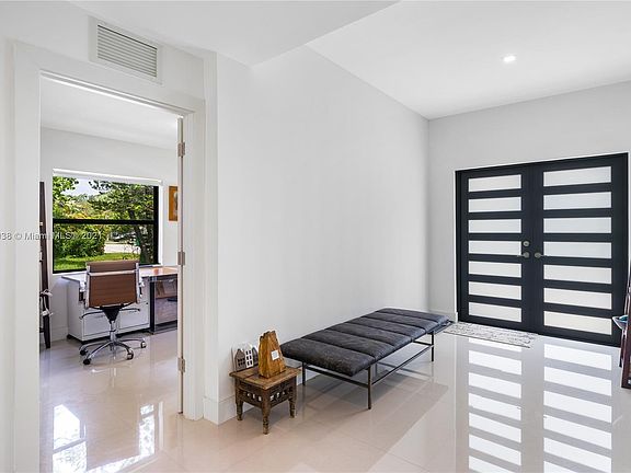 4th image of 808 SW 29th St #808