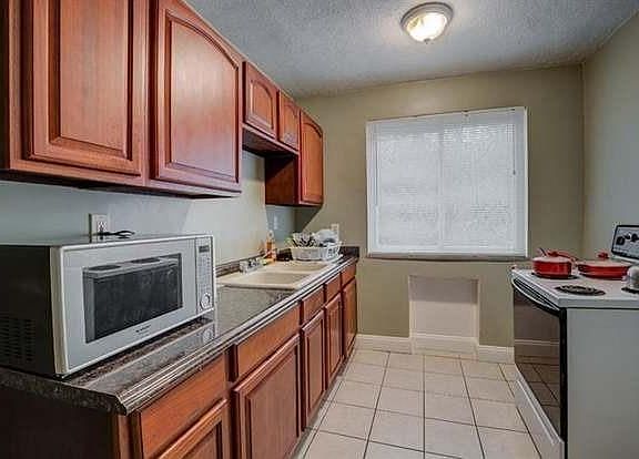 3rd image of 141 Glenridge Pl #D