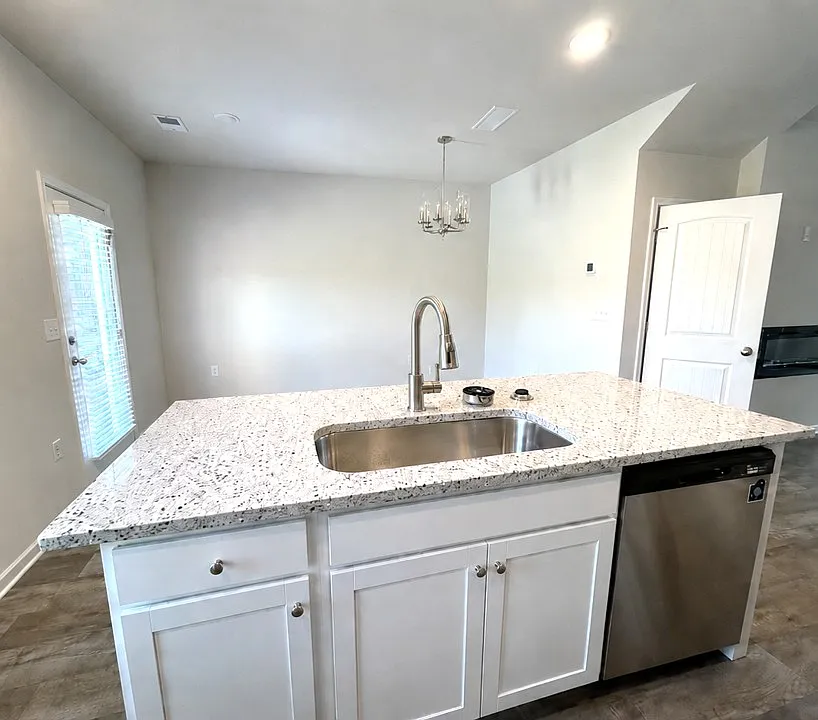 3 bed, 2.5 bath, 1341 sqft, $2,000 — Photo 3