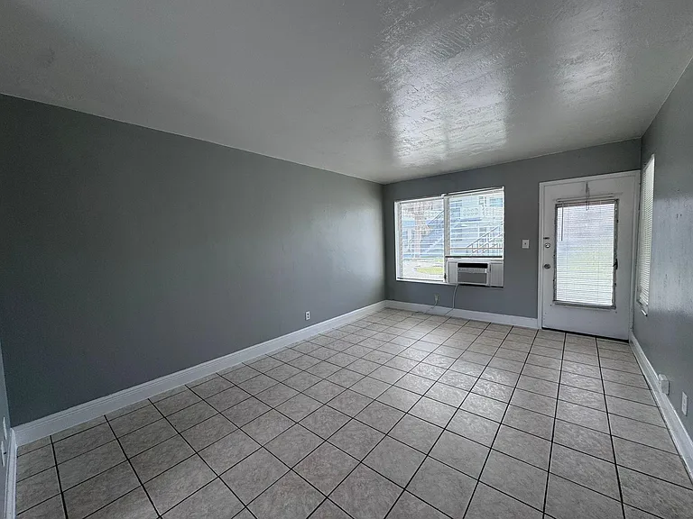 1251 W River Dr #3 — Photo 6