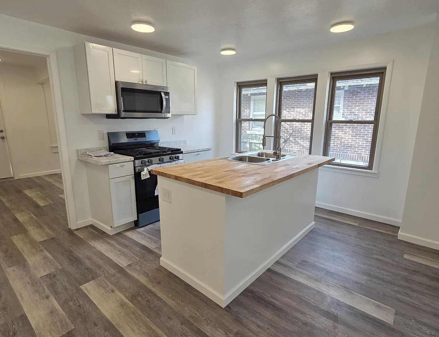 3 bed, 1144 sqft, $1,695 — Photo 2