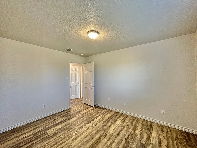 1801 Castroville Trl — Photo 17