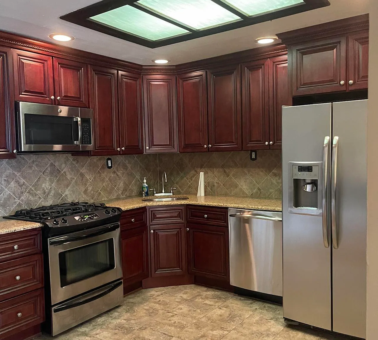 3 bed, 1.5 bath, 1300 sqft, $3,200 — Photo 2