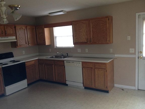 2nd image of 2221 NE Belvoir Ave