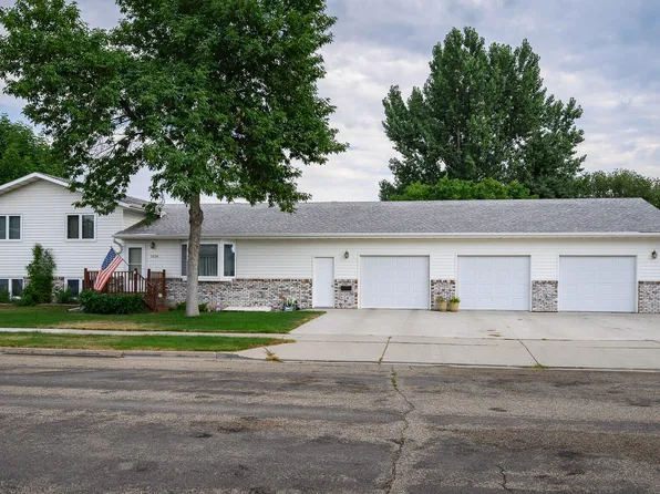 3226 Devon Dr, Bismarck, ND 58504