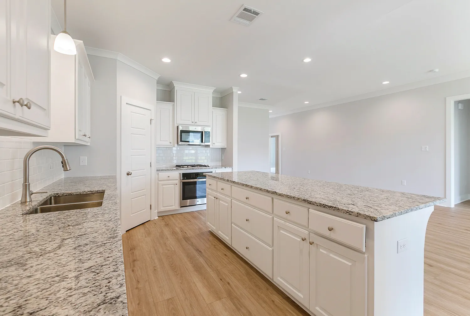 4 bed, 1850 sqft, $3,200 — Photo 3