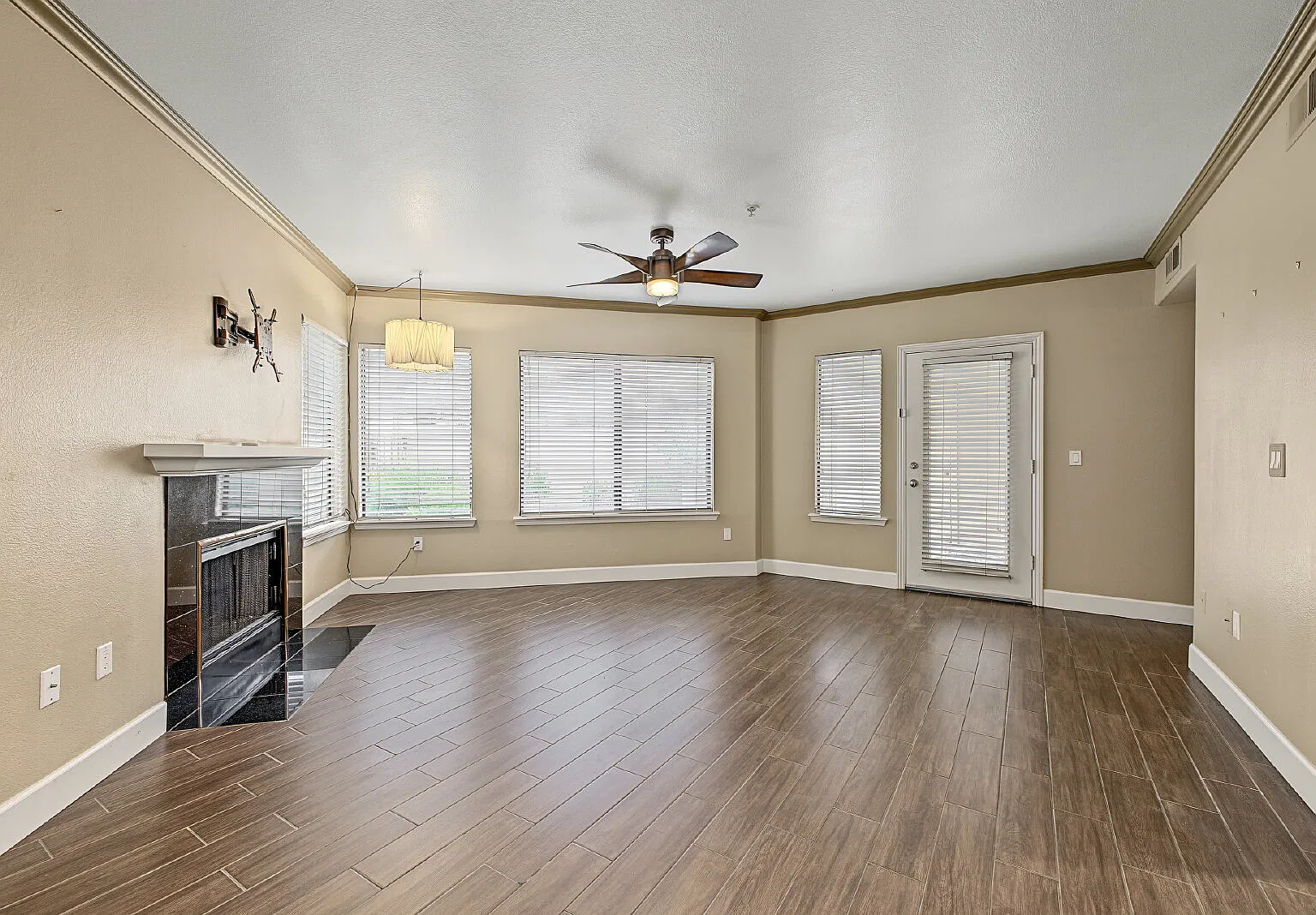 2 bed, 2.0 bath, 1073 sqft, $1,995 — Photo 4