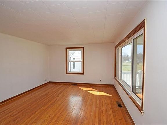 3rd image of 721 Magie Ave