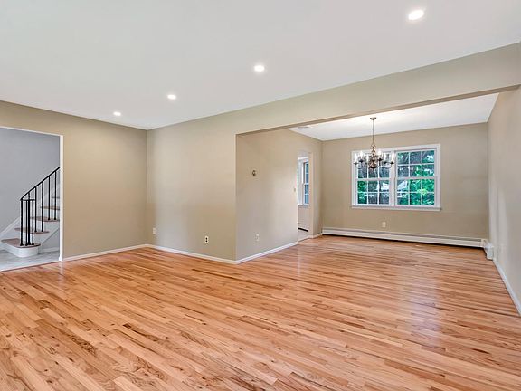 3rd image of 83 Circle Dr