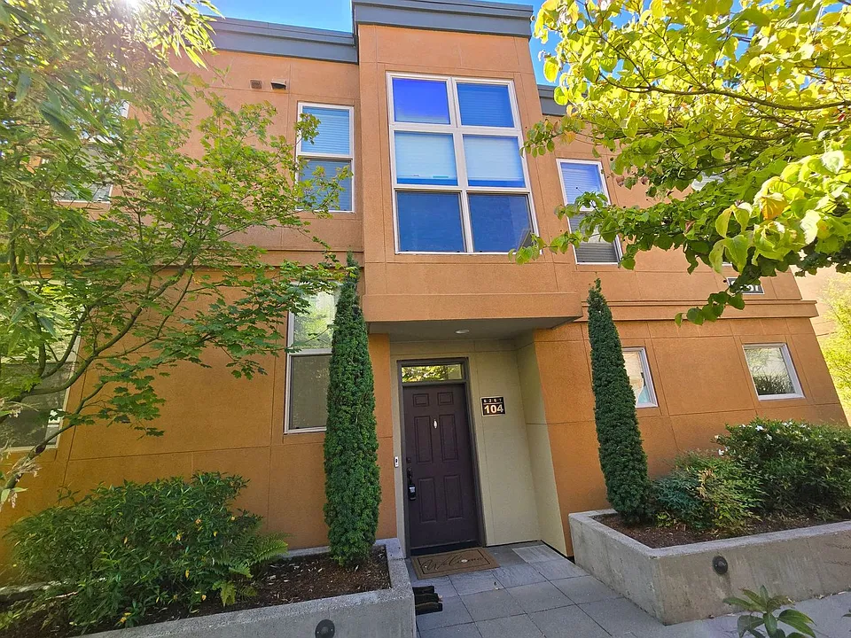 6267 NE Carillion Dr #104