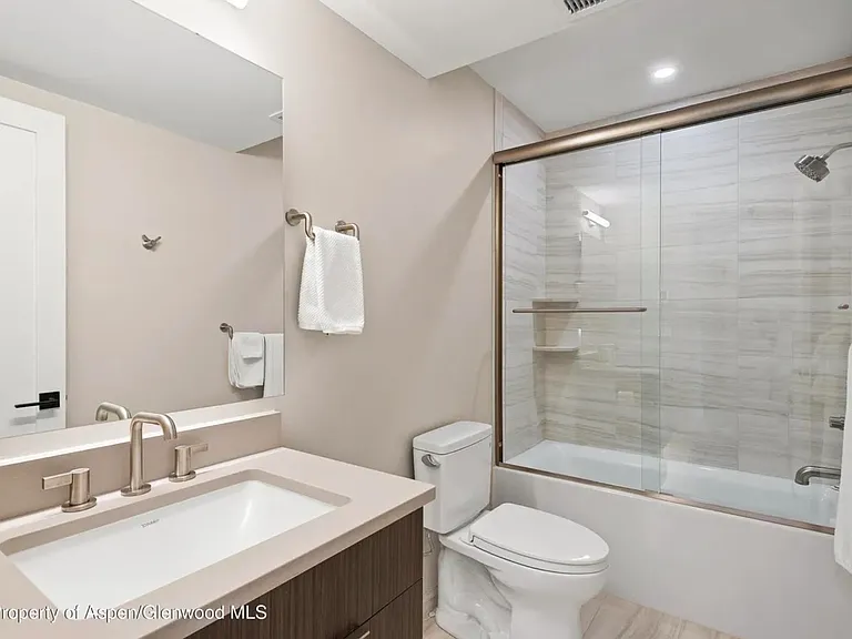 424 Jewels Ln — Photo 12