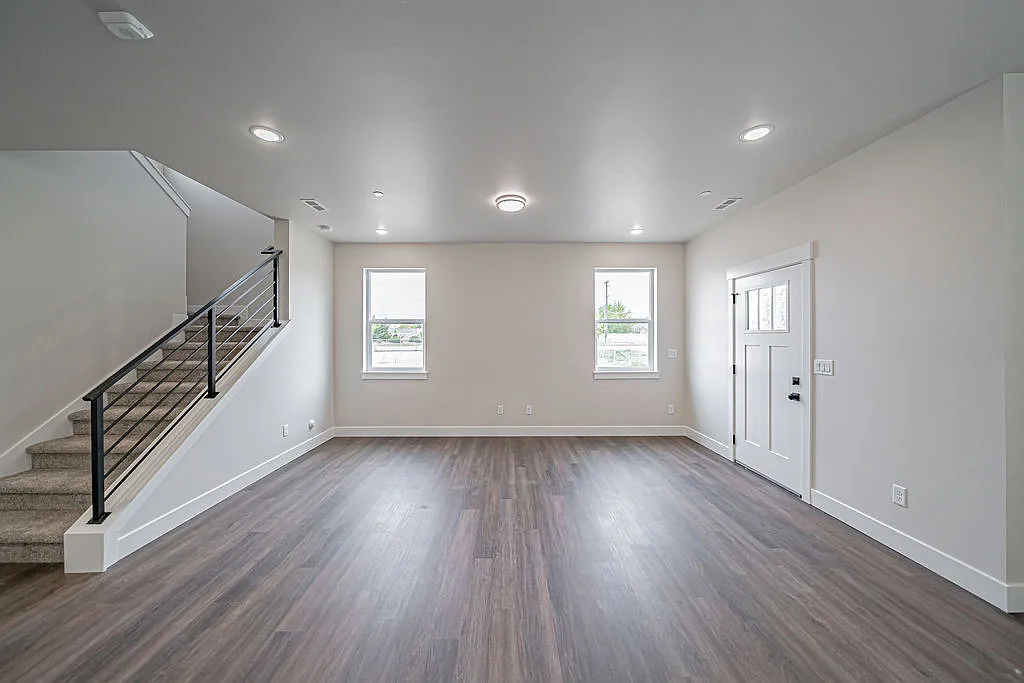 3 bed, 2.5 bath, 1647 sqft, $2,100 — Photo 4
