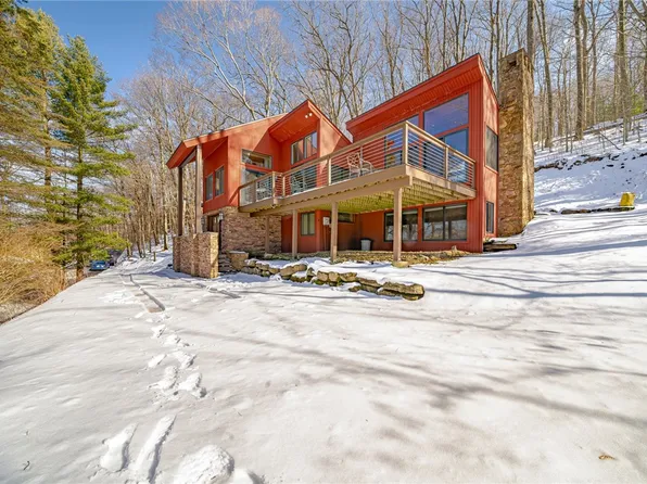 155 Imperial Rd, Hidden Valley, PA 15502