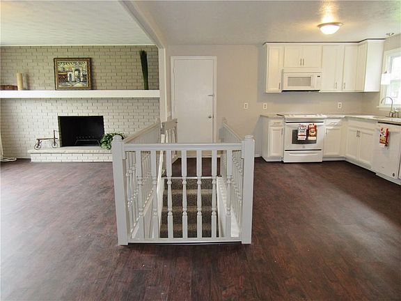3rd image of 2 Galley Hill Ln