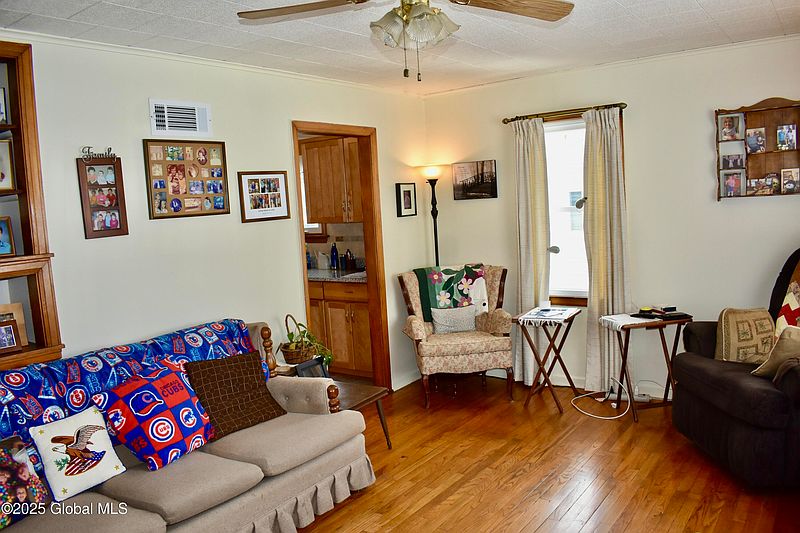 5th image of 566 West Road