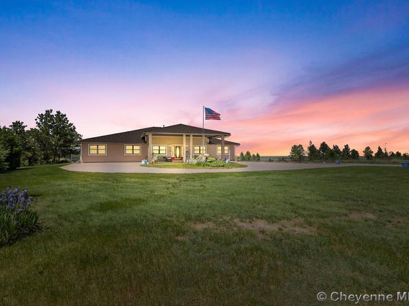927 E 10th St, Pine Bluffs, WY 82082