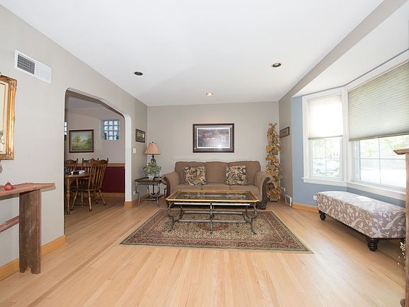 3rd image of 6304 W Peterson Ave