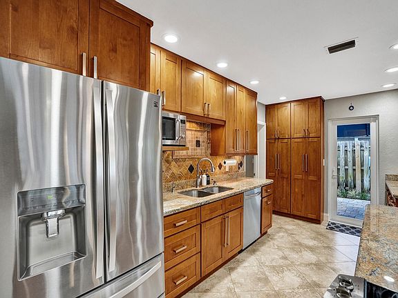 3rd image of 1605 SW 10th Court