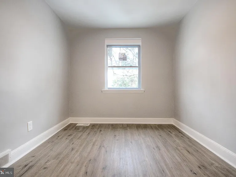 1327 Jackson St — Photo 27