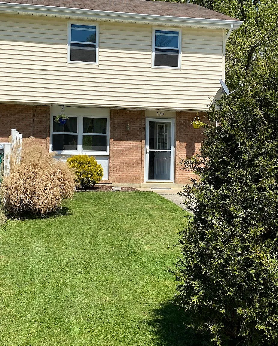 220 Valley Stream Drive — Photo 3