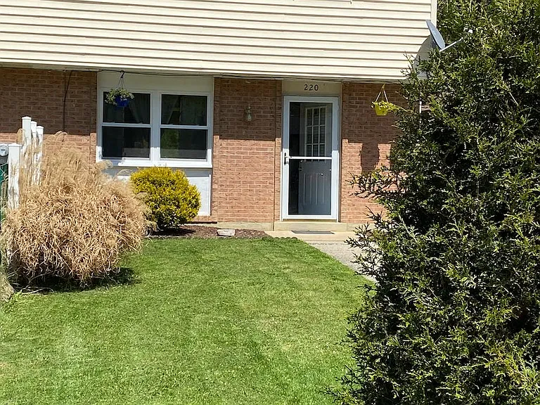 220 Valley Stream Dr — Photo 3