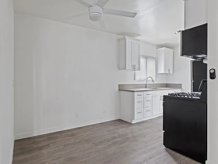 Tarzana Court Apartments — Photo 13
