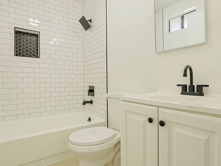 1816 N Gramercy Pl — Photo 10